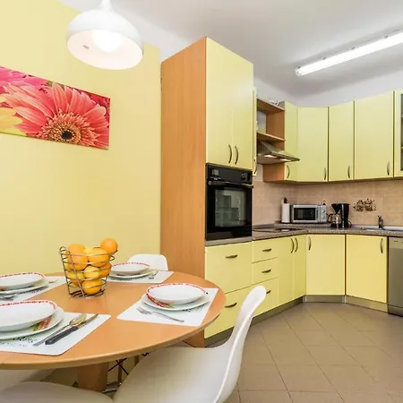 1 Bedroom Stunning In Apartment *