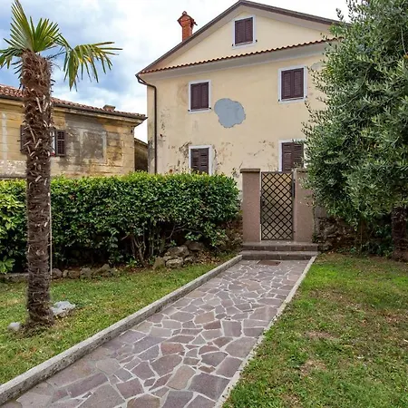 1 Bedroom Stunning In Apartment