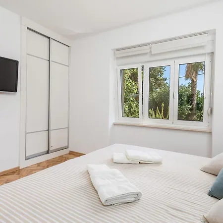 1 Bedroom Stunning In Apartment *